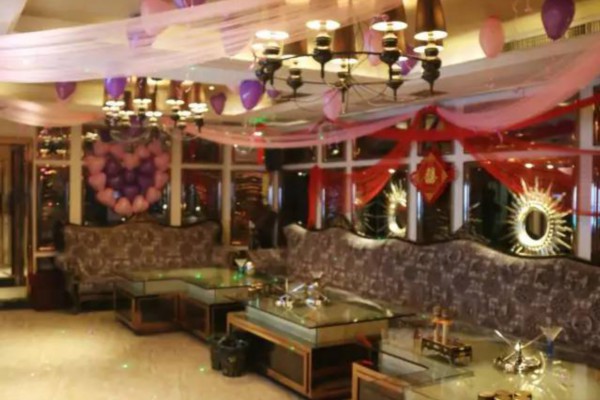 山城夜未央，揭秘重庆夜生活博主风采瞬间